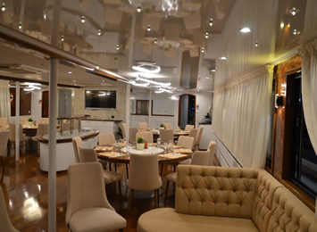 Avantura ship restaurant