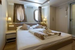 Avantura main deck cabin