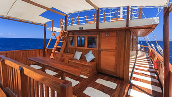 Pinisi gay ship upper deck