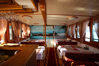 Ensuite ship dining room
