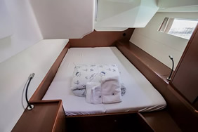 Oceanis 48 yacht forward cabin