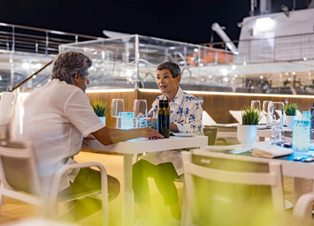 World Navigator 7-Aft Pool bar