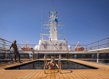 World Navigator pool & hot tubs