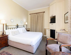Queen�s Hotel room