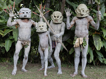 Papua New Guinea gay tour - Asaro Mudmen