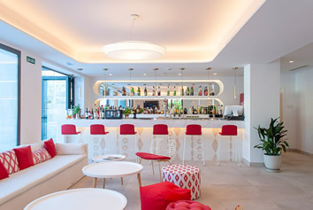 Som Dona lesbian hotel bar