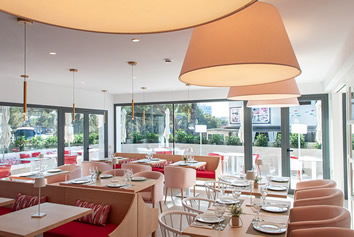 Som Dona lesbian hotel restaurant