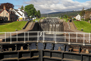 Scotland lesbian tour - Fort Augustus