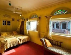 Chandelao Garh Hotel room