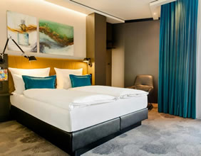 Motel One K�ln-Altstadt Hotel room