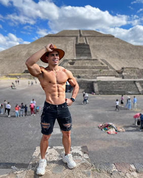 Teotihuacan Pyramids gay trip